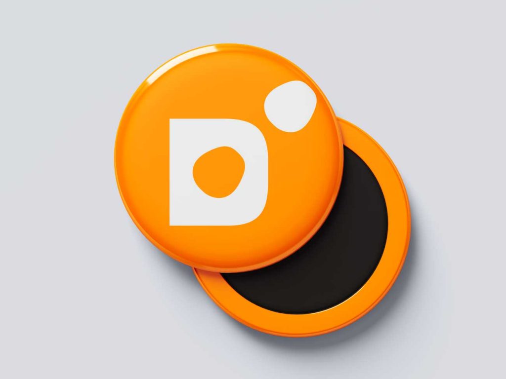 Badge med logo til softwarevirksomhed, designet i orange og hvid, perfekt til at fremhæve virksomhedens identitet.