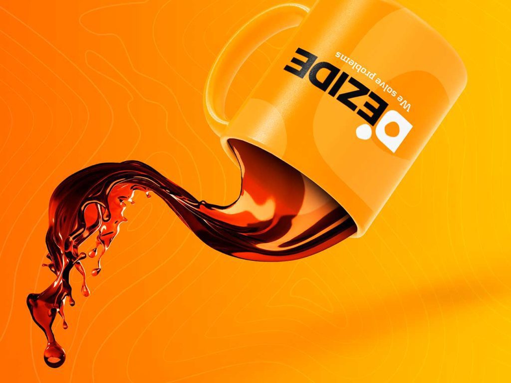 Kaffekop med logo til softwarevirksomhed, designet i sort og orange, der viser brandets identitet og tiltrækker opmærksomhed.