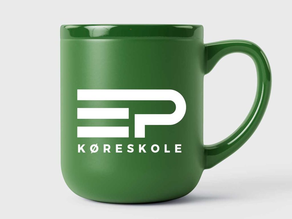 Køreskole logo på grønt krus