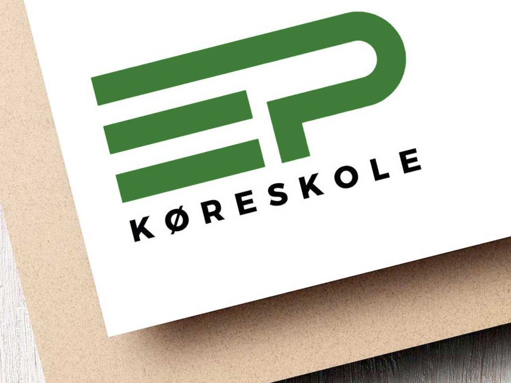 Køreskole logo på trykt visitkort