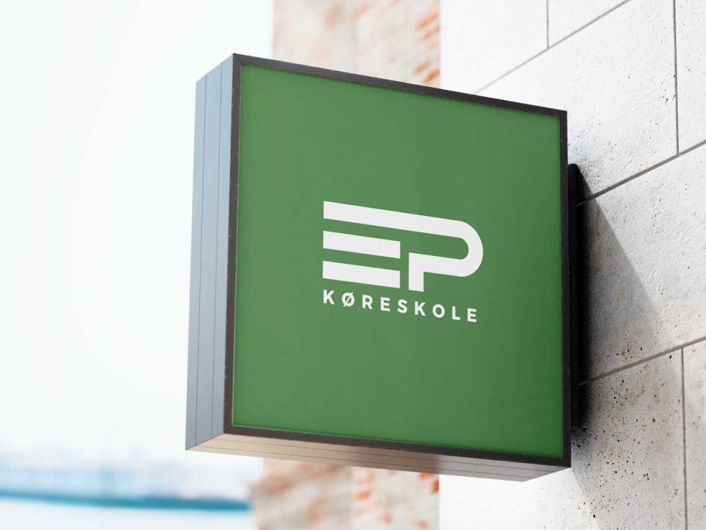 Køreskole logo på udendørs skilt