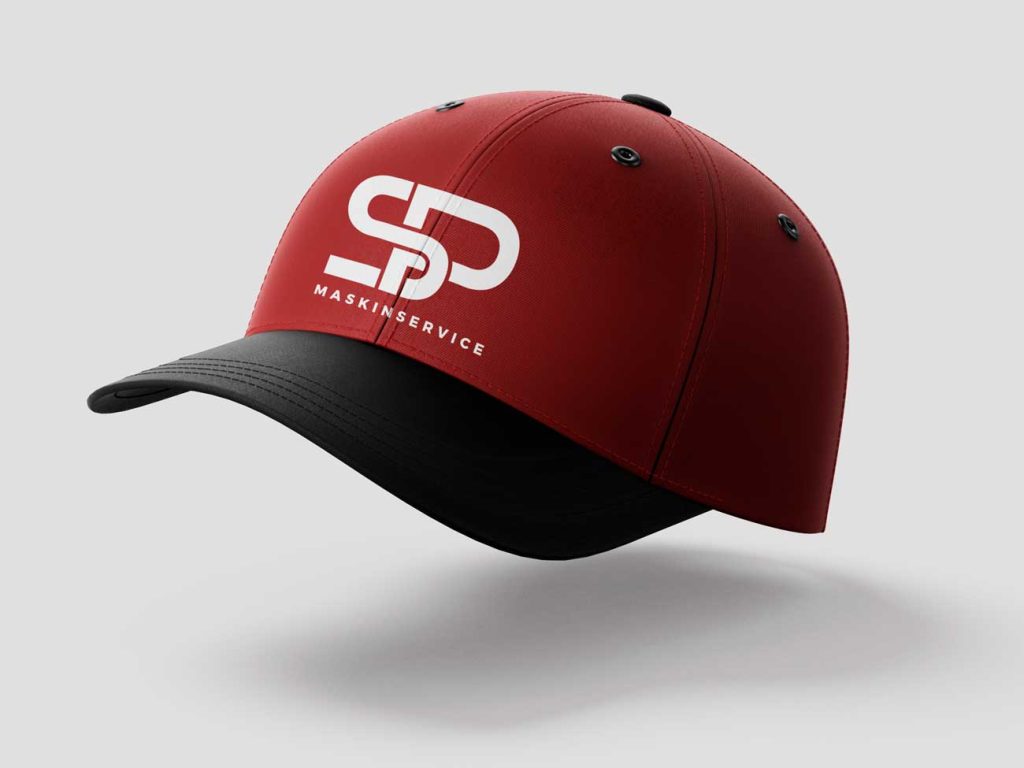 SP Maskinservice logo på rød kasket