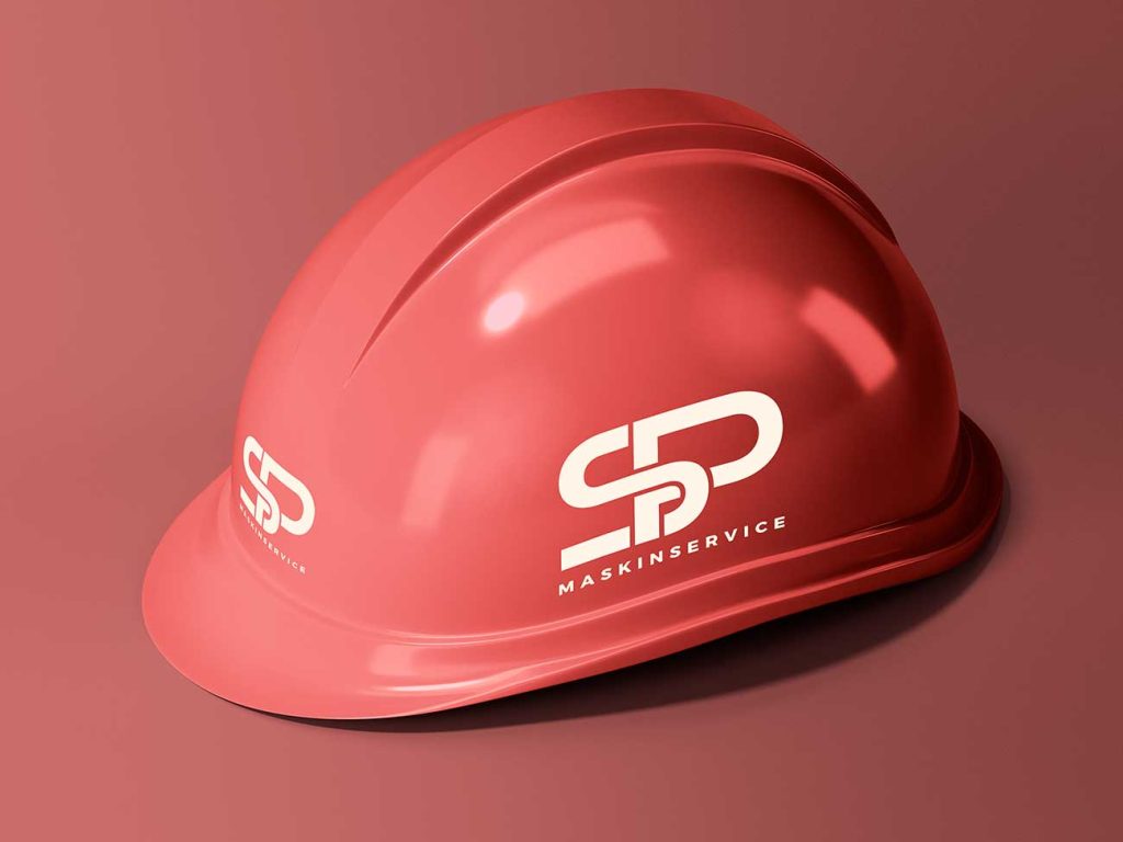 SP Maskinservice logo på rød sikkerhedshjelm