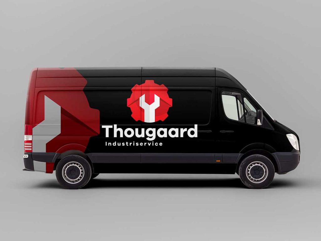 Varevogn med logo til industrivirksomhed, der skaber synlighed og professionalisme på farten.