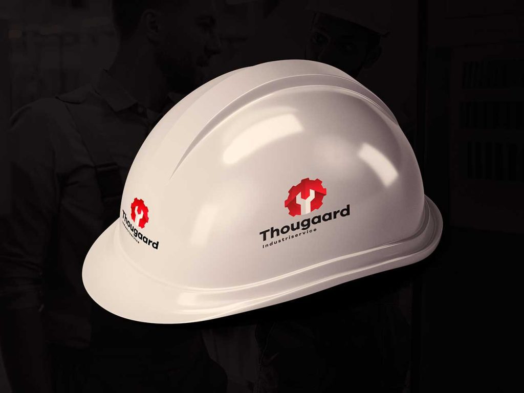 Hjelm med logo til industrivirksomhed, der fremhæver virksomhedens fokus på sikkerhed og professionalisme.