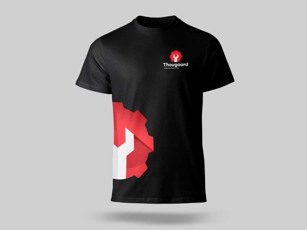 T-shirt med logo til industrivirksomhed, designet med et tandhjul og skruenøgle i rødt og hvidt for et professionelt look.