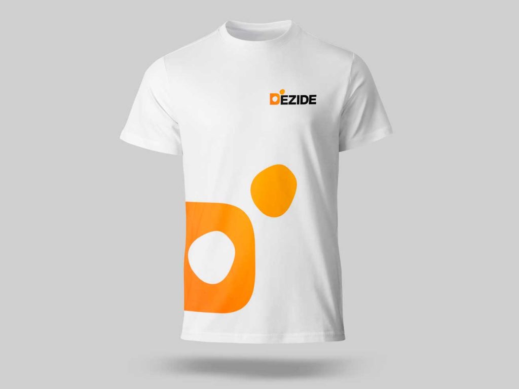 T-shirt med logo til softwarevirksomhed, der viser virksomhedens branding i en stilfuld og moderne stil.